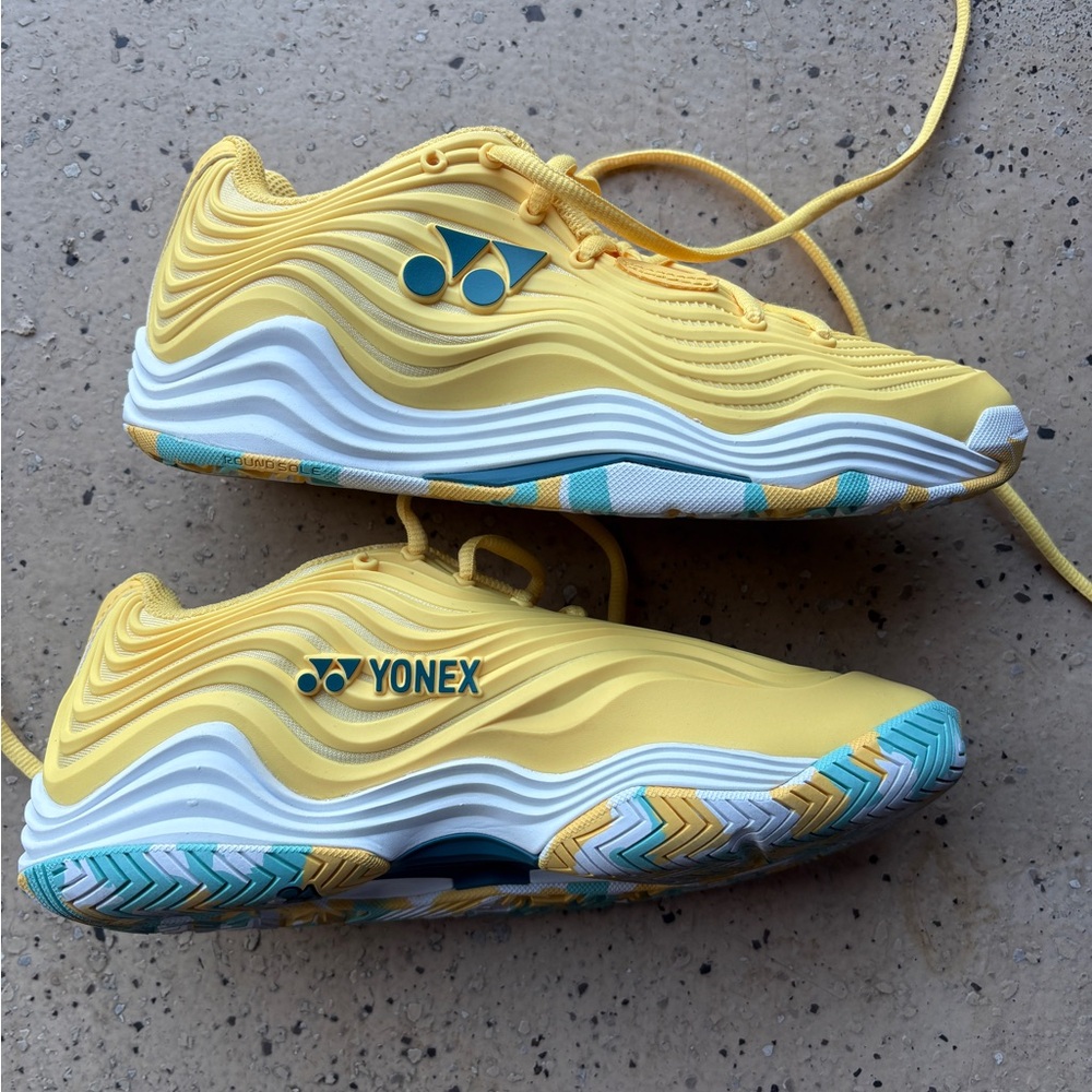 Yonex women’s tennis shoes